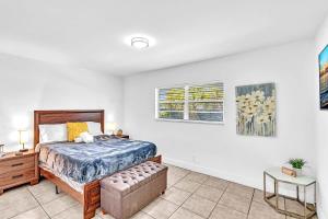 a bedroom with a bed and a couch in it at Modern 2br Oasis Mins To Beach & Casino Db2 in Dania Beach