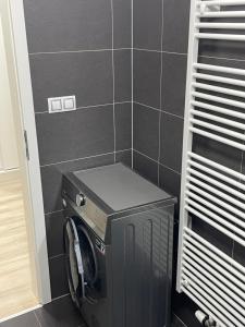 eine schwarze Waschmaschine und ein Trockner im Bad in der Unterkunft Moderní byt v Brně u BRuNA in Slatina