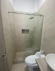 W łazience znajduje się prysznic, toaleta i umywalka. w obiekcie Paraiso Coveñas, Unidad con la mejor piscina w mieście Coveñas