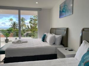 埃爾宗特的住宿－The Views Resort，一间卧室设有一张大床和一个大窗户