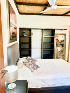 1 dormitorio con 1 cama y 1 mesa con lámpara en Citla-9 Hermoso e iluminado departamento, en Ciudad de México