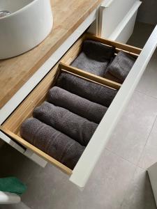 - un tiroir avec 4 serviettes dans la salle de bains dans l'établissement Chambre chaleureuse avec une vue dégagée, à La Frette-sur-Seine