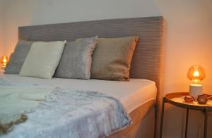 sypialnia z łóżkiem z poduszkami i lampą w obiekcie *TOP Apartment* beliebte Lage* in Düsseldorf w mieście Düsseldorf