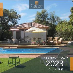 ein Magazin-Bild eines Hauses mit Pool und Regenschirm in der Unterkunft Casona los Naranjos, Olmué in Olmué