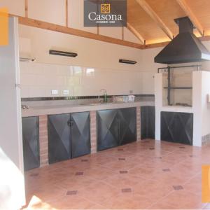 eine große Küche mit Spüle und Herd in der Unterkunft Casona los Naranjos, Olmué in Olmué