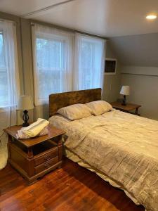1 dormitorio con 1 cama grande y 2 ventanas en Comfortable home away from home, en East Hartford