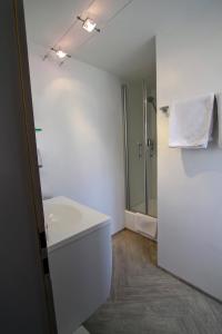 Koupelna v ubytování Hotel-Garni Fels + 37 fotografií