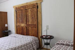 Camera con letto e porta in legno di B&B Navertino a Borno