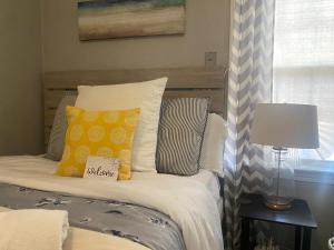 Postel nebo postele na pokoji v ubytování Cozy, Upstairs Apartment Pets Welcome with fee Family Friendly Close to Everything + 8 fotografií