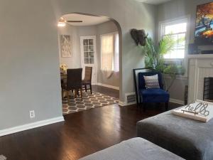 Khu vực ghế ngồi tại Peace of Cleveland 2bdrm Upstairs Unit, Pets Welcomed , Family Friendly