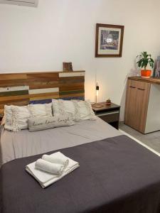 1 dormitorio con 1 cama con 2 toallas en Mono Estrella - una cuadra de Plaza Independencia en San Miguel de Tucumán