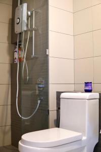 een wit toilet in een badkamer met een douche bij Serini Gateway Melawati in Kuala Lumpur