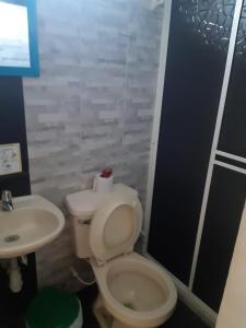 un baño con inodoro y lavabo en Hotel Los Estoraques, en Aguachica