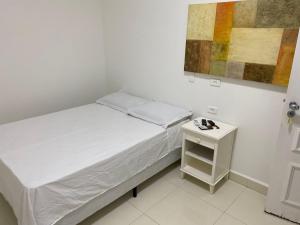 Säng eller sängar i ett rum på Suites Guarujá Pernambuco