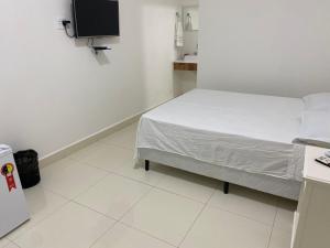 En eller flere senge i et værelse på Suites Guarujá Pernambuco