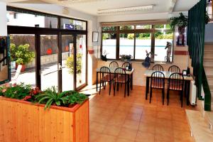 Reštaurácia alebo iné gastronomické zariadenie v ubytovaní Hostal Magnolia