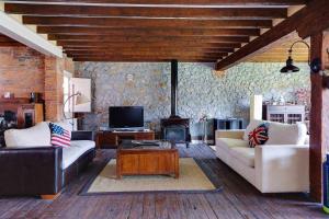ein Wohnzimmer mit 2 Sofas und einem Kamin in der Unterkunft ático vistas centro 3min playaparking y wifi free in Laredo
