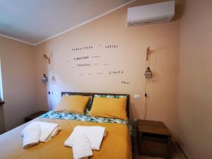 a bedroom with a bed with two towels on it at LA CASA DEL GRILLO - Valle del Menotre - Rasiglia in Orsano +28 photos