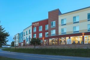 una representación de la parte delantera de un edificio en Fairfield Inn & Suites Marquette, en Marquette