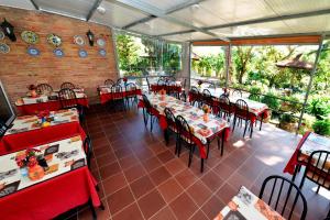 Reštaurácia alebo iné gastronomické zariadenie v ubytovaní Hostal Magnolia