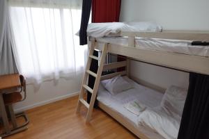 kilka łóżek piętrowych w pokoju w obiekcie 東神楽大学ゲストハウス w mieście Higashikagura