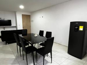 comedor con mesa y sillas negras en Apartamento pitalito, en Pitalito