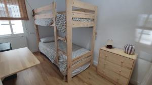 Katil dua tingkat atau katil-katil dua tingkat dalam bilik di Apto. en la playa del parque natural los Turuños