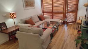 uma sala de estar com um sofá e uma mesa em Apto. en la playa del parque natural los Turuños em El Puerto de Santa Maria