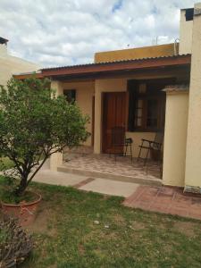 a house with a porch and a table and chairs at Departamentos Centro in Villa Dolores