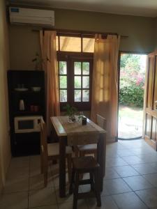 eine Küche mit einem Tisch und Stühlen sowie einem Fenster in der Unterkunft Departamentos Centro in Villa Dolores