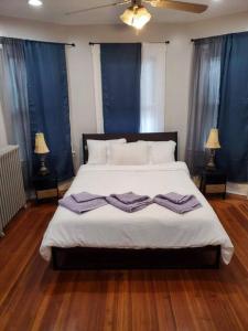 - une chambre dotée d'un lit avec deux arcs violets dans l'établissement downtown and secluded, à Manchester