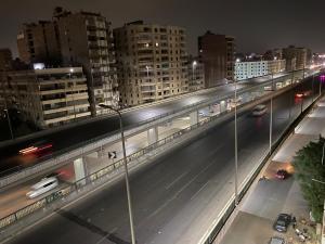 een stadsstraat 's nachts met verkeer op een snelweg bij الهرم برج مكة د7 in Caïro