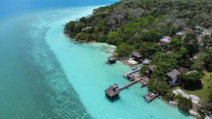een luchtzicht op een eiland in het water bij Xoot ka Ana luxury, Villa las Flores in Bacalar