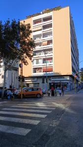 une voiture orange est garée devant un bâtiment dans l'établissement Casilina One, à Rome