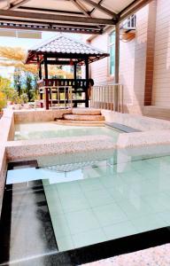 Shan-lin的住宿－登雲villa，房屋内带凉亭的游泳池