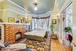a bedroom with a bed and a fireplace at Bernal Heights Spacious 3br Oasis Walk Score 96 in San Francisco