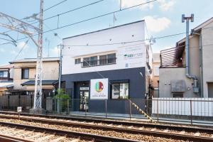 箕面市にあるLAINA MINOH＊1棟貸切＊の線路付きの鉄道駅の隣の建物