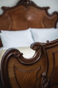 um close-up de uma cabeceira de madeira de uma cama em Lavender Box em Dunedin
