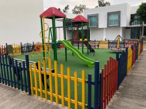 un parque infantil con un tobogán y un tobogán en Casa Esquina Condominio Diomedes Daza Valledupar, en Valledupar