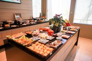 un buffet avec de nombreux types de nourriture différents dans l'établissement Gales Park Hotel, à Dourados