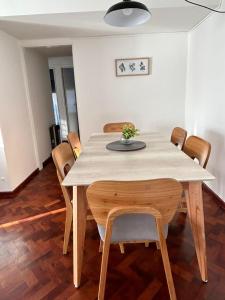 una mesa de comedor y sillas en una habitación en Prunus en Mendoza