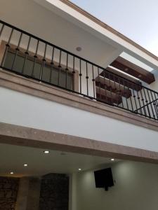 - un balcon dans un bâtiment doté d'une télévision dans l'établissement Los Arcos Hottel Boutique, à Morelia