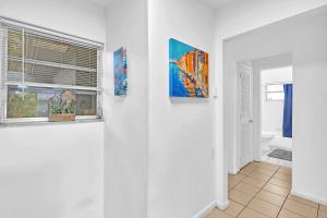 een kamer met schilderijen aan de muur en een raam bij Lakeview House Near F Lauderdale Beach L1 in Fort Lauderdale