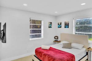 1 dormitorio blanco con 1 cama y 2 ventanas en New Stylish 2 Bdrm Mins To Beach & Aventura Mall en Hallandale Beach