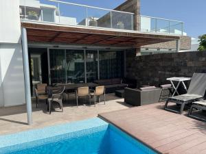 Bazén v ubytování Exclusive Villa in Bahia del Duque nebo v jeho okolí