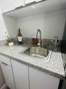 Kuhinja ili čajna kuhinja u objektu Coral Gables Miami Studio near Airport and Beaches