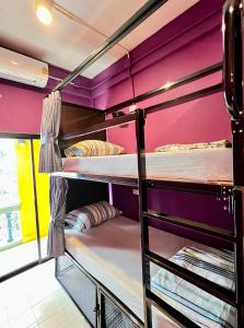 a bunk bed room with two bunk beds in it at El biógrafo in Bangkok
