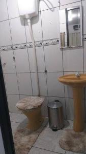 uma casa de banho com um WC e um lavatório em Doce Lar - 1 suíte em Tangará da Serra