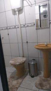 a bathroom with a toilet and a sink at Doce Lar - 1 suíte in Tangara da Serra