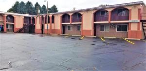 an empty parking lot in front of a building at Town House Motor Inn in Worland